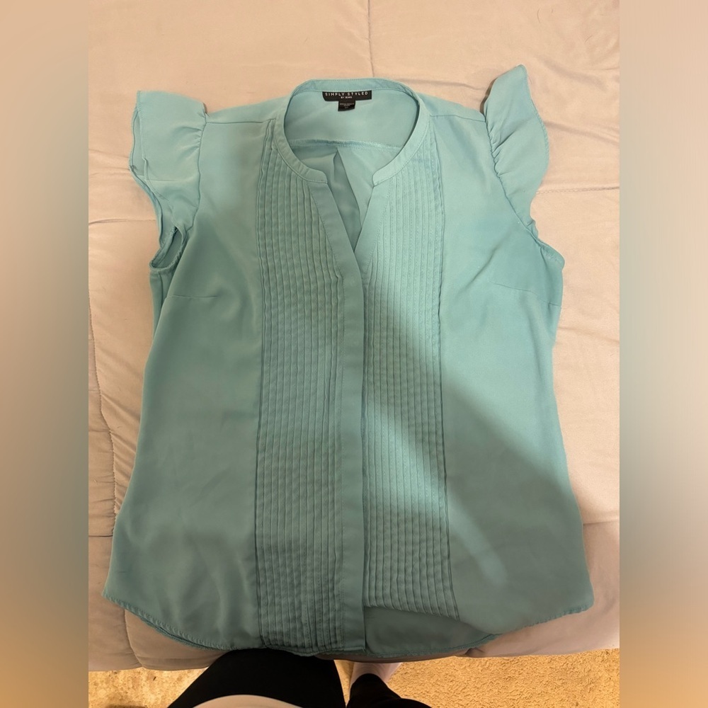 Simply styled small blouse - Picture 5 of 6